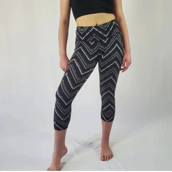 Athleta Zig Zag Relay Capri Leggings - Medium - Picture 5 of 10